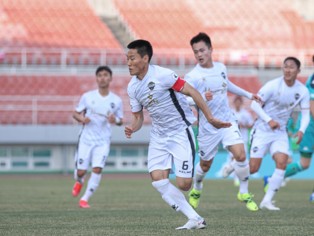 김천상무프로축구단은 6일 서울 잠실 종합운동장 레울파크에서 서울이랜드FC와 2R 원정 경기에서 창단후 첫승을 노린다. 김천상무 제공.