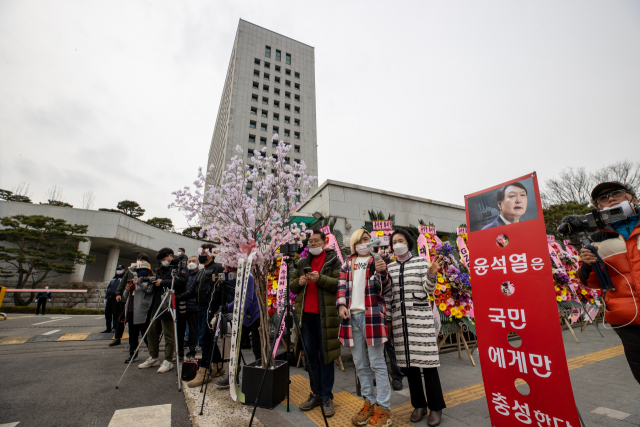 4일 오후 서울 서초구 대검찰청에서 취재진과 윤석열 검찰총장 지지자들이 윤 총장의 출근을 기다리고 있다. 연합뉴스