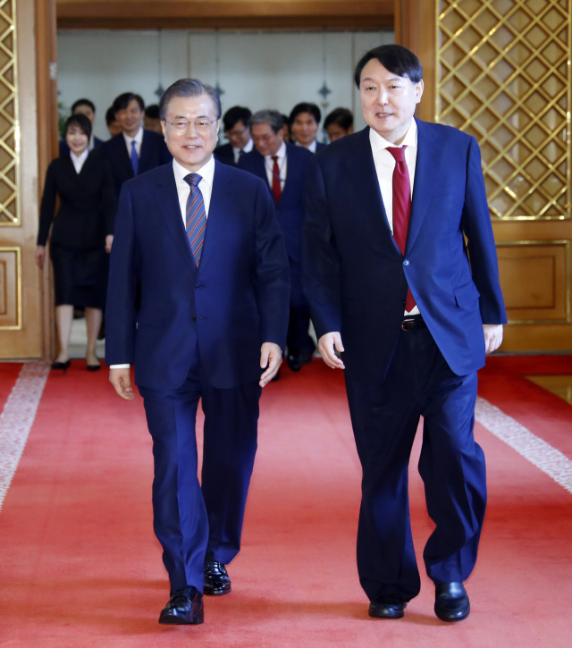 문재인 대통령이 2019년 7월 25일 오전 청와대에서 윤석열 신임 검찰총장에게 임명장을 수여한 뒤 함께 환담장으로 이동하고 있는 모습. 자료 사진. 연합뉴스