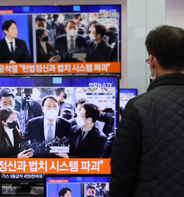 윤석열 검찰총장이 4일 전격 사의를 밝혔다. 윤 총장은 대검찰청 청사 현관 앞에서 