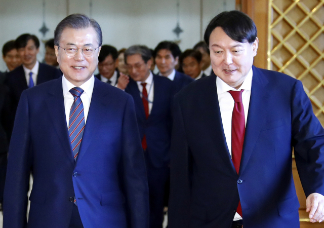 윤석열 검찰총장이 4일 전격 사의를 밝혔다. 윤 총장은 이날 오후 2시 대검찰청 청사 현관 앞에서