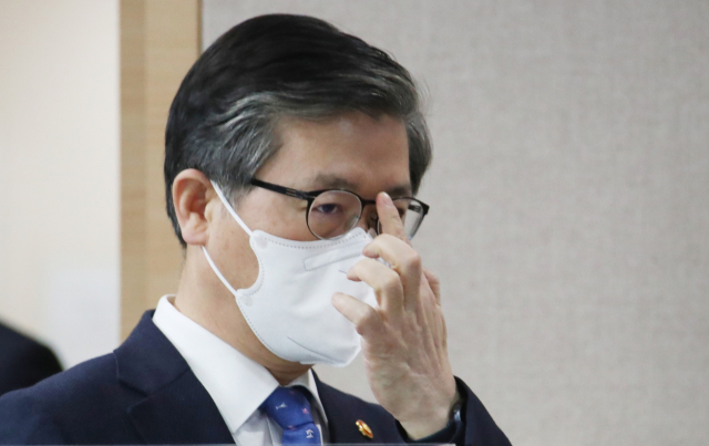변창흠 국토교통부 장관이 4일 오후 정부서울청사 브리핑실에서 3기 신도시 투기 관련 브리핑을 하기에 앞서 안경을 만지고 있다. 연합뉴스