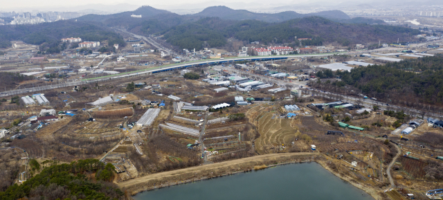 한국토지주택공사(LH)가 임직원들의 100억원대 사전 투기 의혹과 관련해 대국민 사과문을 발표한 4일 오후 대구연호 공공주택지구 원주민들이 연호지구 택지개발 관련 LH와 공공기관 직원 및 가족들의 토지거래를 전수조사할 것을 요구하고 있다. 김영진 기자 kyjmaeil@imaeil.com