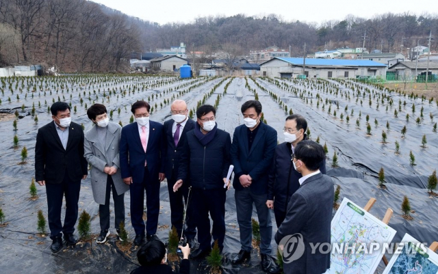 국회 국토교통위 이헌승 국민의힘 간사와 국민의힘 의원들이 4일 오전 LH공사 직원 땅투기 의혹과 관련해 경기 시흥시 과림동 현장을 살펴보고 있다. 국회사진기자단.