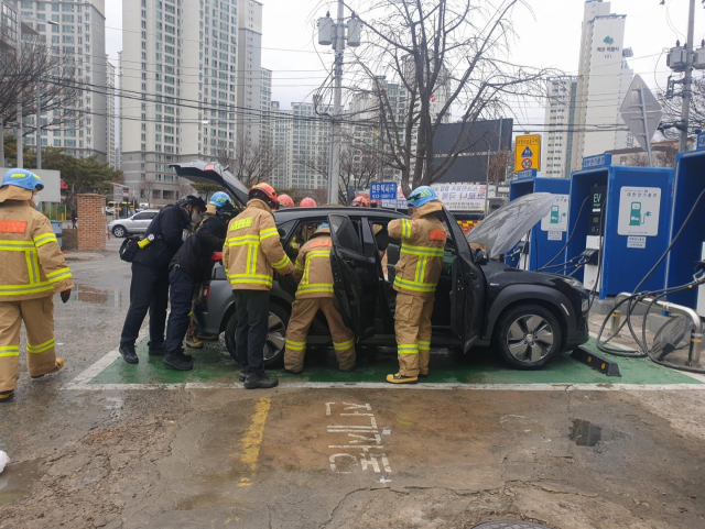 지난 1월 23일 오후 4시 11분께 대구 달서구 유천동 한 택시회사에 설치된 공용 전기차충전기에서 충전 중이던 전기차 코나EV에서 원인을 알 수 없는 불이 났다. 출동한 소방대원들이 진압 작업을 하고 있다. 연합뉴스