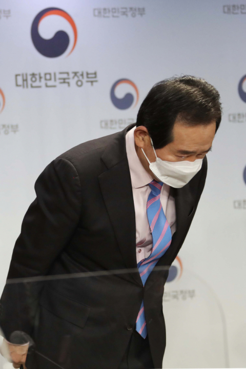 정세균 국무총리가 4일 오후 정부서울청사 브리핑실에서 두 번째 정례 브리핑을 마친 뒤 인사하고 있다. 연합뉴스