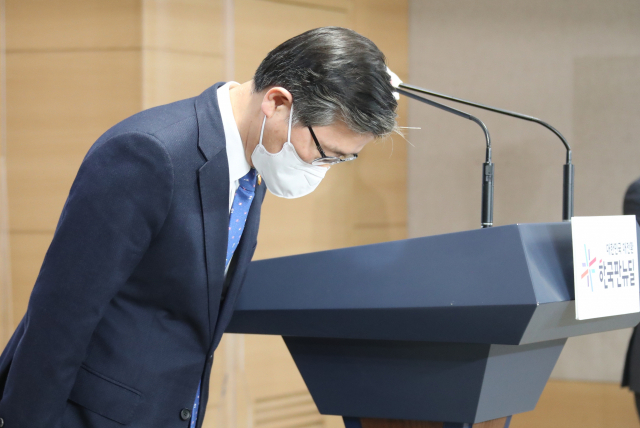 변창흠 국토교통부 장관이 4일 오후 정부서울청사 브리핑실에서 3기 신도시 투기 관련 브리핑을 마친 뒤 인사하고 있다. 연합뉴스