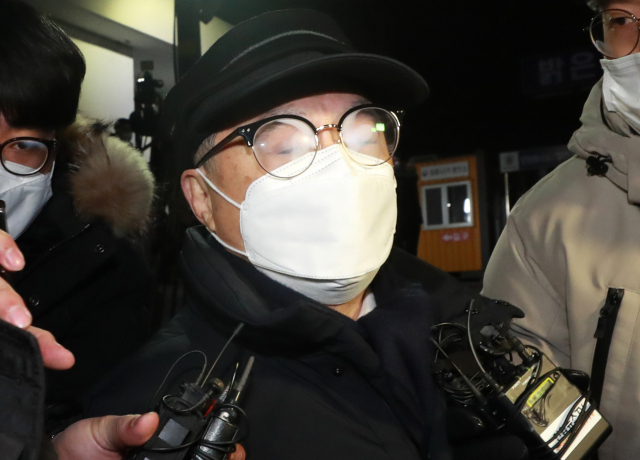 강제추행 혐의를 받는 오거돈 전 부산시장이 지난해 12월 18일 오후 구속영장이 기각되자 부산 사상구 부산구치소를 나서고 있다.연합뉴스