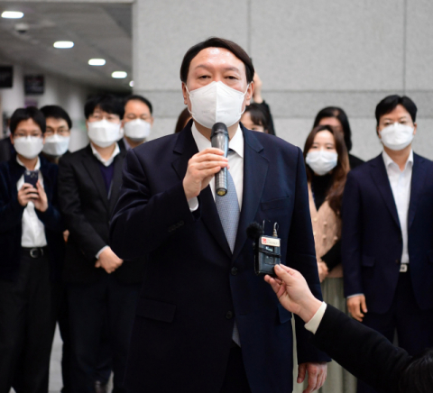 윤석열 검찰총장이 4일 오후 서울 서초구 대검찰청에서 사퇴한 뒤 검찰 청사를 떠나며 인사말을 하고 있다. 연합뉴스