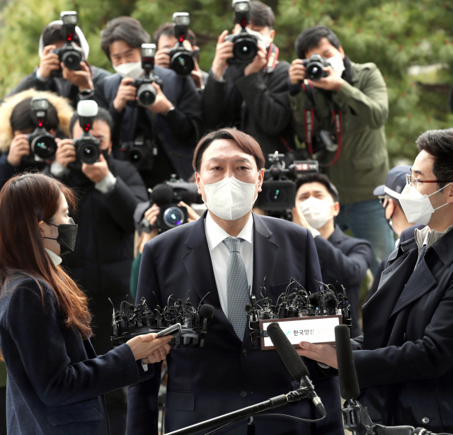 윤석열 검찰총장이 4일 오후 서울 서초구 대검찰청에서 사퇴 입장을 밝히고 있다. 연합뉴스