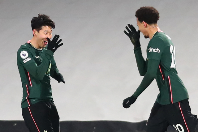 4일(현지시간) 영국 런던의 크레이븐 코티지에서 열린 잉글랜드 프로축구 프리미어리그(EPL) 토트넘 홋스퍼 대 풀럼의 경기에서 토트넘의 손흥민(왼쪽·29)과 델리 알리(오른쪽·25)가 득점 후 세리머니를 하고 있다. 손흥민과 델리 알리는 이날 콤비 플레이로 상대의 자책골을 유도해 팀을 1-0 승리로 이끌었다. 이로써 토트넘은 리그 2연승을 챙겼다. 연합뉴스