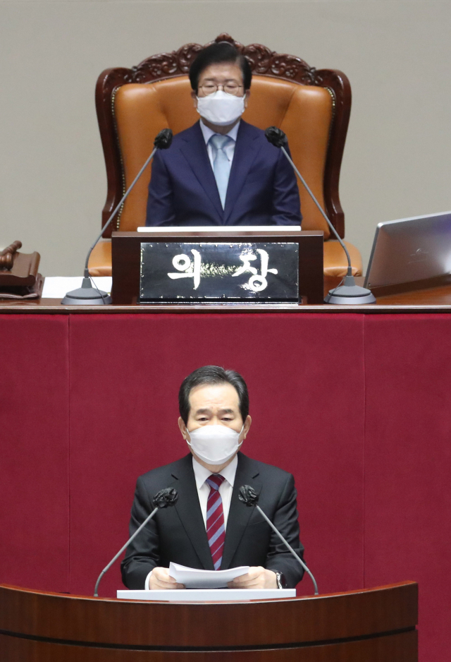 정세균 국무총리가 5일 오전 서울 여의도 국회 본회의에서 4차 재난지원금을 위한 19조5000억 원 규모의 추가경정예산(추경)안 관련 시정연설을 하고 있다. 연합뉴스