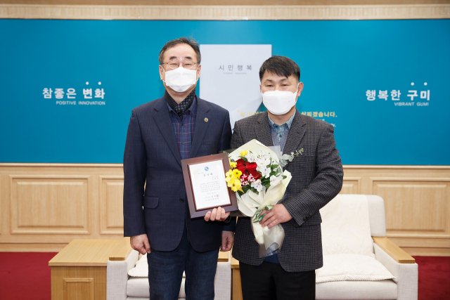 경북 구미시는 5일 지난달 24일 빌라 4층에서 떨어지는 모녀를 받은 신태종(오른쪽) 씨에게 감사패를 수여했다. 구미시 제공
