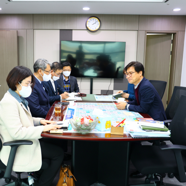 국민의힘 김영식(구미을·사진 오른쪽) 국회의원이 4일 한국수자원공사 박재현 사장을 만나 구미국가산업단지5단지 활성화 방안에 대해 논의하고 있다. 김영식 국회의원 제공