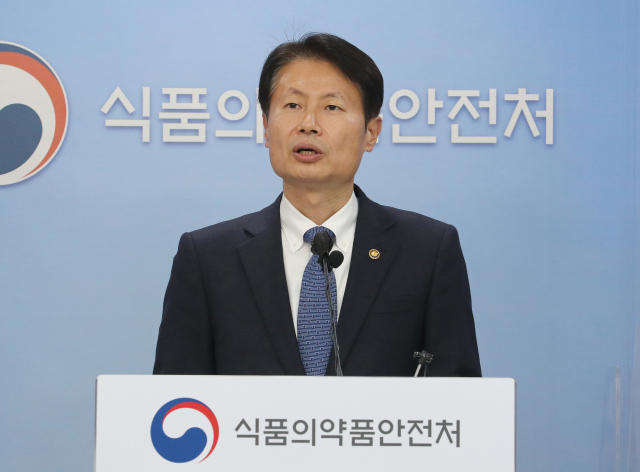 김강립 식품의약품안전처장이 5일 오후 충북 청주시 식품의약품안전처 브리핑룸에서 정부가 화이자와 직접 계약해 이달 말부터 국내에 도입할 
