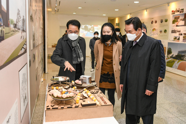 최여진 대구가톨릭대 교수(가운데), 김문오 달성군수(오른쪽) 등 관계자들이 