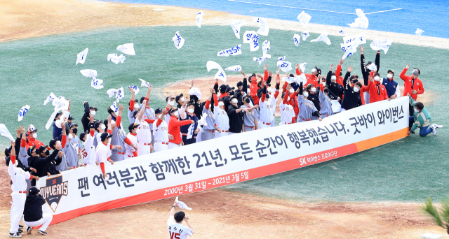 5일 오후 제주 서귀포시 강창학야구장에서 열린 SK와이번스 스프링캠프 청백전 직후 선수와 코치 등 구단 관계자들이 