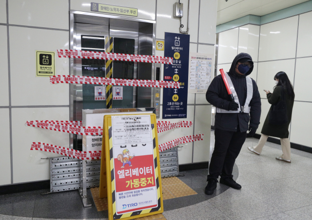 지난 해 11월 24일 추락사고가 발생한 대구도시철도 2호선 청라언덕역 지하 3층 엘리베이터가 통제되고 있다. 사진은 기사내용과 관련 없음. 매일신문 DB