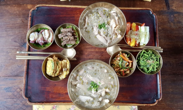 사진: 안동 고택 오류헌의 아침상 닭죽과 문어 등 대여섯 가지 찬이 나온다.