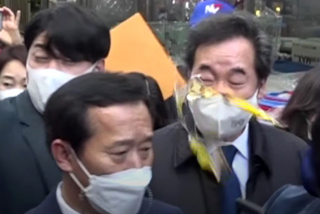 더불어민주당 이낙연 대표가 5일 오후 강원 춘천시 중앙시장을 방문하던 도중 레고랜드 반대 단체 관계자가 던진 달걀에 얼굴을 맞고 있다. 연합뉴스