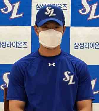 삼성라이온즈 이성규가 지난 3일 롯데자이언츠와의 연습경기에서 첫 홈런을 기록하고 인터뷰에 나서고 있다. 김우정 기자