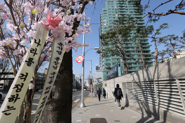 문재인 대통령이 윤석열 검찰총장 면직안을 재가한 5일 오후 서울 서초구 윤 전 총장 자택 앞에 지지자가 보낸 벚꽃 조화가 걸려 있다. 연합뉴스