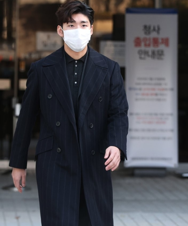훈련 도중 동성 선수를 추행한 혐의로 재판에 넘겨진 쇼트트랙 전 국가대표 임효준이 서울 서초구 서울중앙지법에서 열린 2심 선고 공판에서 무죄 선고를 받은 뒤 법원을 나서고 있다. 자료사진 연합뉴스