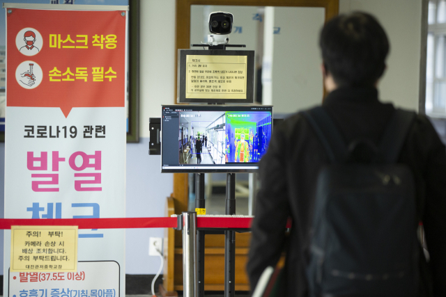 6일 대전 서구의 한 학교에서 거리두기와 발열검사 등 코로나 19 방역 조치 속에 