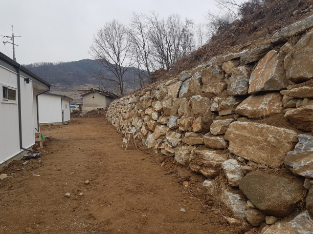 문경시 문경읍 고요리 A씨 집 사유지를 포함한 야산 경계에 설치된 높이 3m, 길이 40여 m의 대형 석축. 고도현 기자
