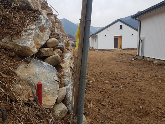 한국국토정보공사의 측량결과(왼쪽 빨간 파이프 기준) 석축이 A씨 사유지를 침범하는 등 불법 형질변경이 이뤄졌다. 고도현 기자