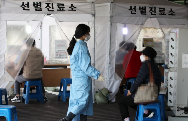 5일 오후 광주 서구보건소 선별진료소에서 신종 코로나바이러스 감염증(코로나19) 검사를 받으려는 시민들의 발길이 이어지고 있다. 연합뉴스
