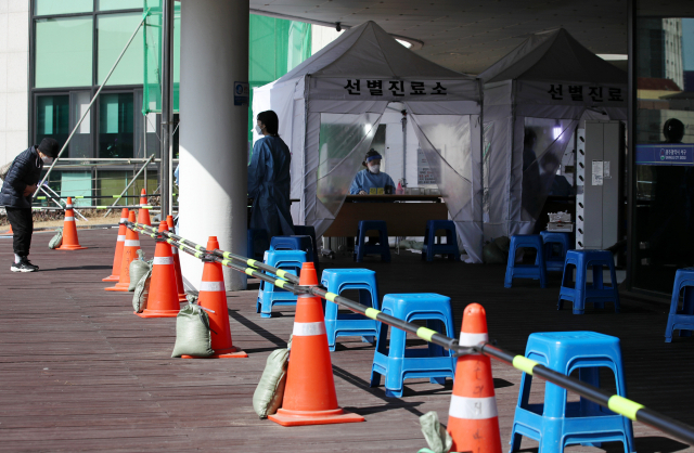 5일 오후 광주 서구보건소 선별진료소에서 신종 코로나바이러스 감염증(코로나19) 검사를 받으려는 시민들의 발길이 뜸해 한산하다. 연합뉴스