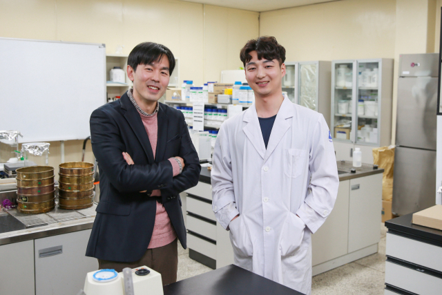 대구가톨릭대 제약공학과 김주은(왼쪽) 교수와 석사과정 이상호 씨가 포즈를 취하고 있다. 대구가톨릭대 제공