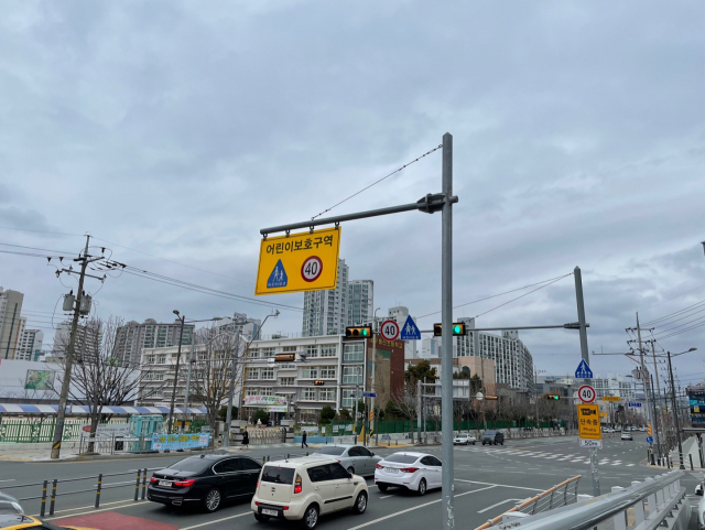 6일 오후 3시쯤 대구 동구 신암동 동신초교 앞. 대구공고 방향으로 신암 지하차도를 지나 오르막을 오르자마자 어린이보호구역 과속단속카메라가 설치돼 있다. 이영광 기자