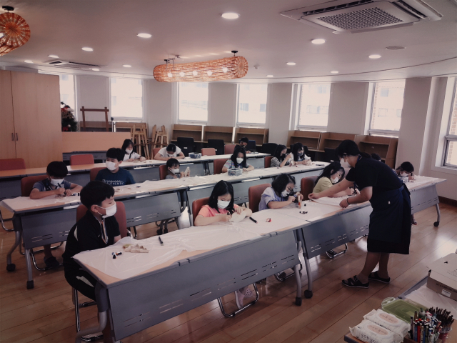 지난해 열린 문화취미교실에 참가한 청소년들이 캘리그라피로 꾸미는 나만의 공예를 만들고 있다. 봉화군 제공