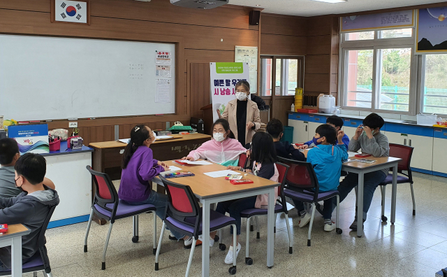 지난해 선발된 평생교육프로그램 강사가 학생들을 상대로 강의하고 있다. 봉화도서관 제공