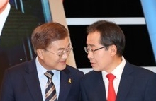 2017년 5월 2일 대선 TV 토론 당시 문재인 더불어민주당 후보와 홍준표 자유한국당 후보. 연합뉴스
