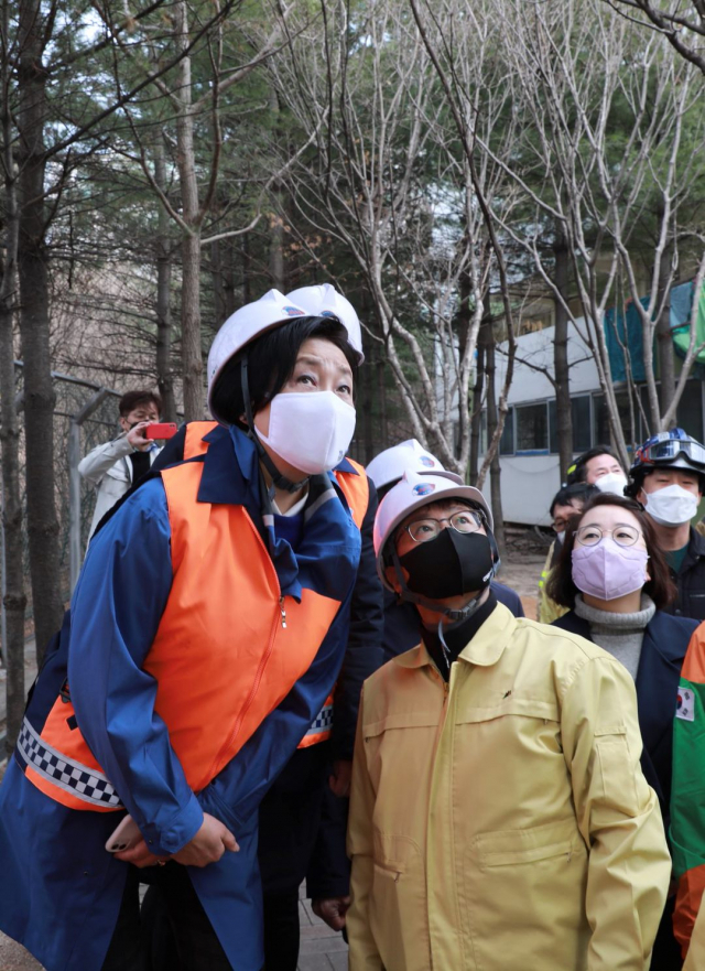 지난 6일 더불어민주당 박영선 서울시장 후보가 서울 성북구 정릉동의 한 아파트 화재현장을 방문해 관계자와 이야기를 나누고 있다. 연합뉴스