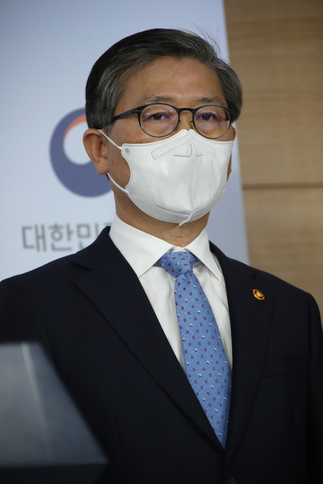 변창흠 국토교통부 장관이 7일 오전 정부서울청사에서 열린 부동산관계장관회의를 마치고 홍남기 경제부총리 겸 기획재정부 장관의