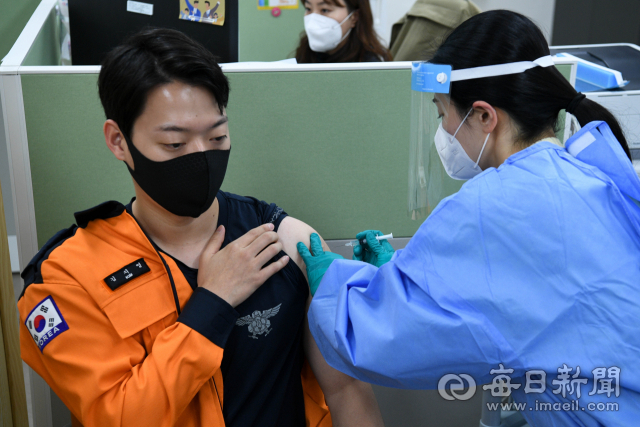 119 구급대원에 대한 코로나19 백신접종이 시작돼 7일 대구 달성군보건소에서 달성소방서 119구급대원이 접종을 받고 있다. 대구 소방 관계자는
