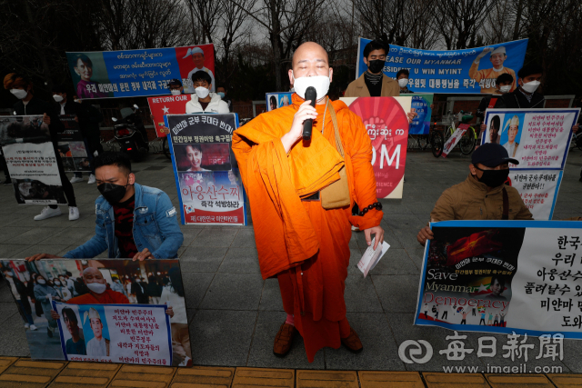 대구 지역 미얀마 유학생들이 7일 도시철도 계명대역 앞에 모여 미얀마 군부 정권 퇴진을 촉구하는 시위를 벌이고 있다. 우태욱 기자 woo@imaeil.com