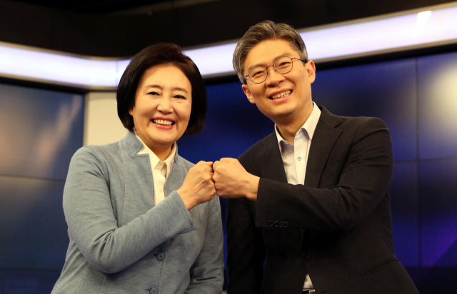 더불어민주당 박영선 서울시장 후보(왼쪽)와 시대전환 조정훈 서울시장 후보가 지난 4일 서울 중구 MBN에서 열린 서울시장 후보 단일화토론에서 웃으며 주먹을 맞대고 있다. 연합뉴스