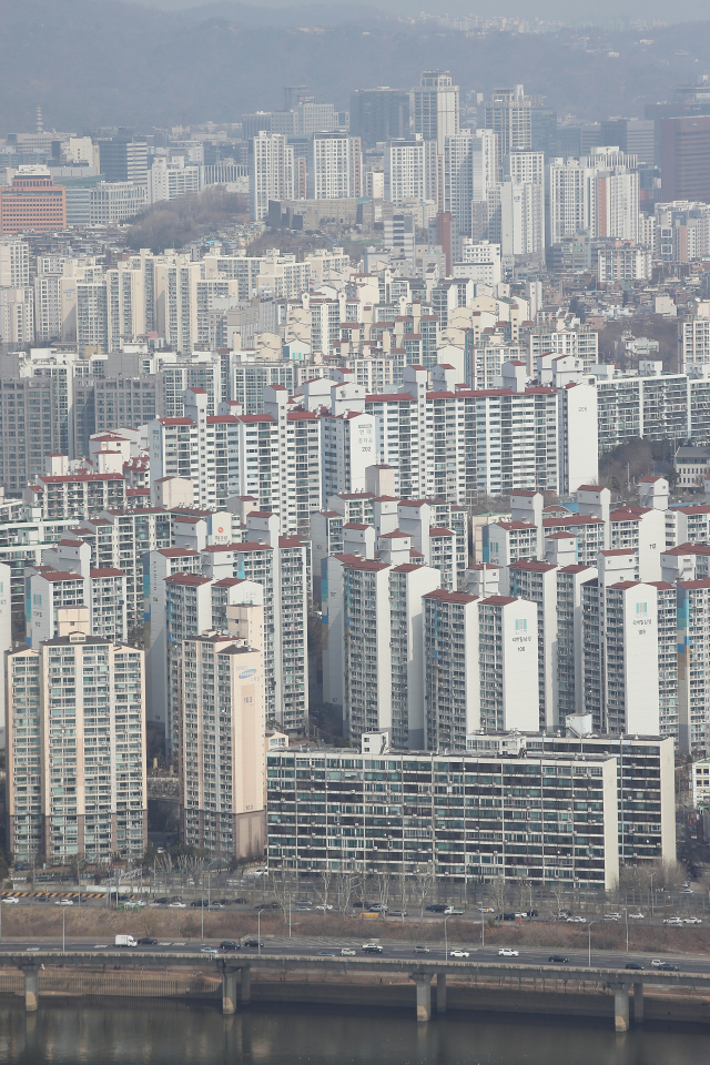LH 직원들의 신도시 땅 투기 의혹이 일파만파로 번지고 있는 가운데 부동산 시장이 바짝 긴장하고 있다. 사진은 7일 서울 영등포구 63빌딩 전망대에서 바라본 아파트. 연합뉴스