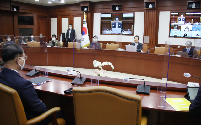 정세균 국무총리가 7일 정부서울청사에서 열린 코로나19 백신·치료제 상황점검회의를 주재하며 발언하고 있다. 연합뉴스