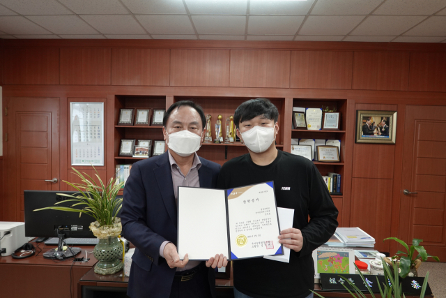 김영태(왼쪽) 경북 구미농협 조합장이 조합원 자녀 장학생에게 장학증서를 전달하고 있다. 구미농협 제공