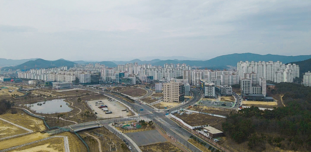 경북도청 신도시 내 일부 아파트 값 급등을 놓고 여러 뒷말과 부석이 무성하다. 도청 신도시 전경. 윤영민 기자