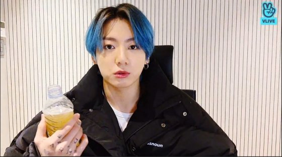 방탄소년단(BTS) 정국이 콤부차를 소개하고 있다. V LIVE 캡처