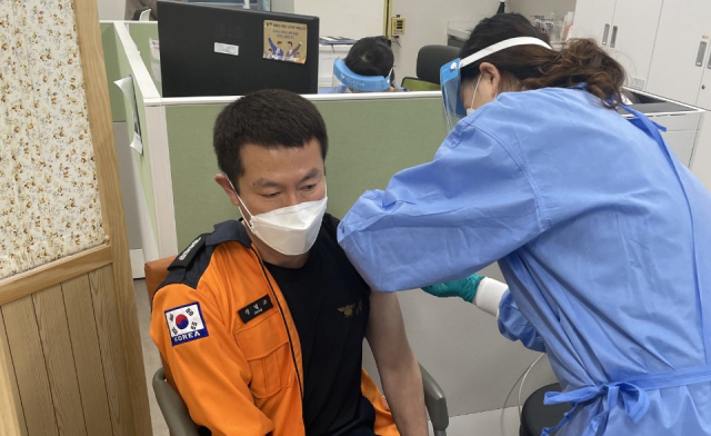 코로나19 환자 이송 업무를 맡고 있는 소방대원들이 8일부터 코로나19 백신을 접종하고 있다. 대구시 제공