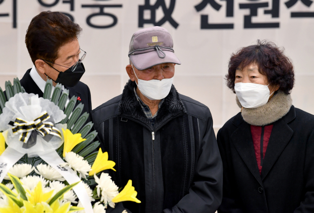 20일 청도군청 대회의실에서 열린 호국영웅 전원식 일병(6·25전사자) 귀환행사에서 이철우 경북도지사가 유가족들을 위로하고 있다. 경북도 제공.