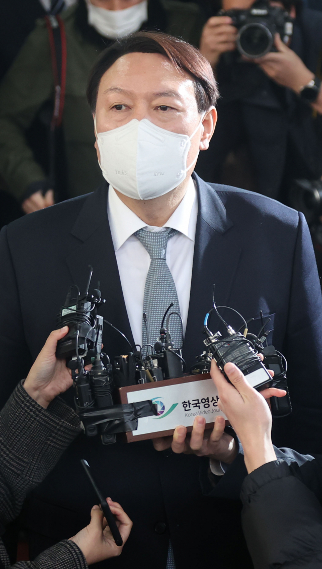 전격적으로 사의를 표명한 윤석열 검찰총장이 4일 오후 서울 서초구 대검찰청 청사를 나서고 있다. 문재인 대통령은 윤 총장의 사의를 한 시간여 만에 수용했다. 연합뉴스